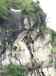 Ada yang menyebutkan sebagai batu pijakan nabi muhammad saat akan mi'raj ke langit. Gambar Batu Gantung Di Danau Toba Tempat Berbagi Gambar