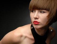 Kurzhaarfrisuren sind bei dünnem haar kein problem, wenn der friseur beim schnitt auf mehr dichte hinarbeitet und zuhause mit volumenschaum gearbeitet wird. Frisuren Fur Dickes Haar Und Schmales Gesicht Das Sollten Sie Bei Der Frisurauswahl Beachten
