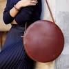 Sac rond en cuir avec anse très chic ce joli sac rond en cuir très luxe à la fois élégant, tendance et confortable, permettra de gardez sur vous vos accessoires essentiels. 1