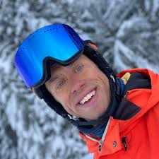 Join the ski club! Photo: @emma_panchot Style: @yumna_dania_mirza  Production: @vanta.tv Model: @vycornellia #FromFutureWonderland  #FromFutureHoliday #FromFuture