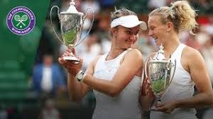 Los pro pět českých tenistek Barbora Krejcikova And Katerina Siniakova Win Historic Wimbledon Double Youtube