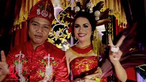 Misalnya saja melalui panggilan telepon ataupun chatting. Wedding Dewi Frans Adat Dayak Maanyan Adat Pemberkatan Nikah Resepsi Youtube