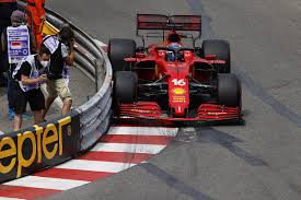 Hamilton, con un completo fucsia, testa il circuito sul monopattino. Gp Monaco Leclerc Porta In Pole La Ferrari Ma Sbatte