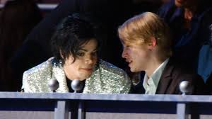 But the fairytale life we thought he led was sometimes a nightmare and he continues to bear the scars today. Das Sagt Macaulay Culkin Uber Seine Freundschaft Mit Michael Jackson Stern De
