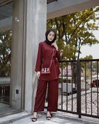 Warna komplementer adalah warna yang berseberangan dalam roda warna, contohnya seperti kasus hulk di atas, hijau berseberangan dengan ungu. Ootd Hijab Warna Merah Maroon Paduan Warna Merah Delia Hijab