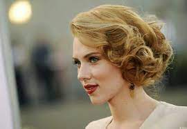 Faux Carre De Boucles Curly Fake Bob Scarlett Johansson Hairstyle Short Hair Updo Retro Updo Hairstyles