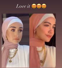 النجمة هنا الزاهد ظهرت على متابعيها بالحجاب مع اطلالة جمالية ناعمة خلال كواليس تصوير مسلسلها الجديد حلوة الدنيا سكر. Ø­Ù€Ù€Ù€Ø¬Ù€Ù€Ù€Ù€Ø§Ø¨ Ù‡Ù†Ø§ Ø§Ù„Ø²Ø§Ù‡Ø¯ ÙŠØªØ­ÙˆÙ„ Ù„Ù…ÙˆØ¶Ø© Ø¨ÙŠÙ† Ø§Ù„ÙØªÙŠØ§Øª ÙˆØ§Ù„ÙÙ†Ø§Ù†Ø© Ø§Ù„Ø­Ù…Ø¯ Ù„Ù„Ù‡ ÙŠØ§Ø±Ø¨ ØµÙˆØ± Ø£Ù‡Ù„ Ø§Ù„Ø¨Ù„Ø¯
