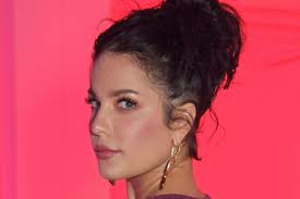 Discover more halsey on spotify: Halsey Debuted Bright Blue Hair And Bangs In A New Makeup Tutorial Watch The Video Allure