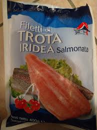 Disporre il filetto di trota sulla carta in alluminio e cospargere in superficie la salvia ed il rosmarino, i semi di finocchio, l'aglio tagliato a fettine sottili, la scorza di un limone grattuggiata, un filo di olio evo e un spruzzo vino bianco, sale e pepe. Filetti Di Trota Iridea Salmonata Jui Si 400 G
