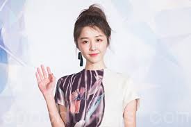 地 是我最初的歸宿 天空 是我最後的歸屬 當我紛飛而落 渲染城市灰濛濛 霧 偽裝成我. é‚µé›¨è–‡ç•¶æ­Œæ‰‹æ¯è¦å®š30æ­²å‰ä¸å‡†å« å¤§ç´€å…ƒ