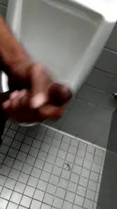 Il s'agit de me retrouver à poil dans les chiottes publiques d'un hypermarché pour les nettoyer avec ma langue. Renoi Se Branle Dans Les Toilettes Publiques Porno Gay