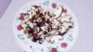 Cendawan shitake sememangnya terkenal dengan khasiatnya, terutamanya dalam bidang perubatan. Resepi Sup Cendawan Paling Mudah Sedap Dan Cepat