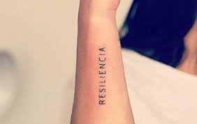 Sus ojos son alargados y afilados, con las pestañas largas. El Significado Detras Del Tatuaje Resiliencia Con Disenos E Ideas Tatuing