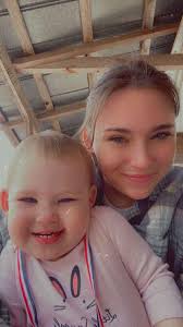 Hello my name is Makayla but I prefer Kayla. Im a single mom of my daughter  Paisley. She turns 2