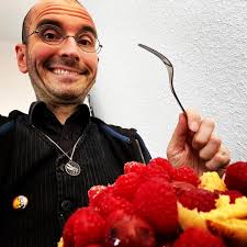 Ines Azrael an tapfersten Tag des Jahres 😅 Ich: Ein Kilo Kaiserschmarrn  (gefühlt), Ines: zwei (!) Tomaten 🍅 Das nenne ich Willensstärke 😘  Gespannt auf die Nacht: Euer Markito 🌙 Dr. Mark Benecke