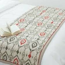 Couvre Lit Ikat Avec Nuance De Fraicheur Rouge Couvre Lit Jete De Lit Boutis Maison Du Monde