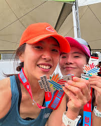 나의 다섯번째 풀코스 #춘천마라톤 완주 3시간 53분 05초 처음부터 끝까지 달리기베프 유나와 써브4를 목표로 함께 뛰었고  목표달성👏🏻👏🏻 이렇게 두번째 가을의 전설이 되었습니다💪 달리는내내 정말 행복했고 춘천의 멋진 코스를 보면서 감탄했다 뭔가 벅찬