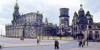 Das haus des buches steht im herzen der innenstadt von dresden am anfang der prager strasse in unmittelbarer nähe zur altmark galerie. Dresden 1968 Tourdresden