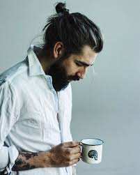 Man Bun Top Knot Le Chignon Homme A La Pointe De La Tendance Archzine Fr Coiffure Homme Tendance Coiffure Homme Chignon Homme