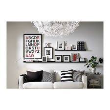 Pin Von Rae Auf Picture Framed Walls Moodboards Bilderrahmen Dekorieren Regal Hinter Der Couch Bild Leiste