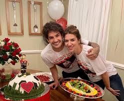 Carinho tamanho que se estende p nós filhas e família. Rebeca Abravanel Faz Festa Surpresa Para Alexandre Pato Na Casa Do Pai Silvio Santos Cidadeverde Com