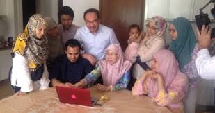 Anwar ibrahim dalam foto tahun 2013 (reuters/bazuki muhammad/file photo). Anwar Ibrahim Malaysian Opposition Leader Loses Final Appeal To Sodomy Conviction Sentenced To Five Years Jail Abc News