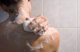 Voici comment (bien) utiliser son savon sous la douche d'après les  dermatologues - Elle