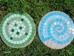 It is possible to make mosaic stepping stones by carefully following a few instructions. Diy Mosaic Garden Stones Garden Stepping Stones