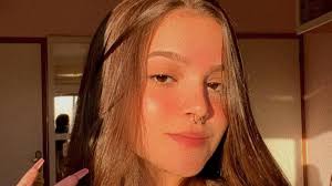 Vsf a mina tem dezesseis anos e ele vinte e dois, se vocês não acham isso problemático eu achokkkk. Fugindo Do Calor Mel Maia Surge De Biquini Em Praia Do Rio