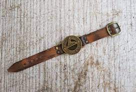 tamamen el yapimi kisiye ozel saat seklinde gercekten calisan pusula saatin arka tarafina resimlerde goruldugu gibi dilediginiz yaziyi yazabilir saatler pusula