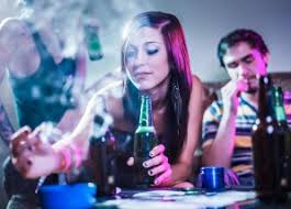 Das jugendschutzgesetz richtet sich insbesondere an gewerbetreibende und veranstalter, aber auch an. Juschg Tabelle Zu Ausgehzeiten Alkoholkonsum Und Rauchen