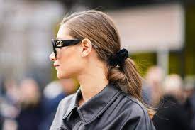 Trend Accessoire Scrunchie 5 Einfache Frisuren Mit Xxl Haarband In 2020 Haare Haarband Haargummi