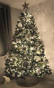 21 Excellent Christmas Tree Ideas Christmas Decorations Rustic Tree Cool Christmas Trees Christmas Tree Decorating Themes