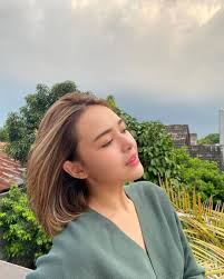 Sedangkan undercut adalah rambut bagian depan panjang yang disisir rapi ke belakang. 10 Potret Perfek Amanda Manopo Dengan Rambut Baru Pendek Tampak Segar