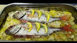 Mientras se precalienta el horno, pelamos unas patatas, las partimos en rodajas de unos tres milímetros y las mezclamos con media cebolla cortada en juliana. Besugo Al Horno Con Patatas Receta Navidena Youtube
