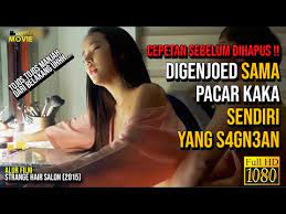 Namun, suatu hari, pekerjaannya membawanya ke sel tahanan seorang kriminal dimana dia mencuri dvd yang ia sangka sebuah film. Wn Film Semi Korea 2017 Strange Hair Salon