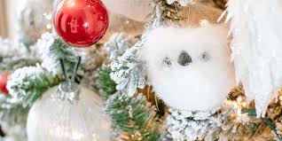 What's the best way to decorate a christmas tree? Traditional Red And White Flocked Christmas Tree Chandeliers And Champagne