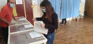 Astfel, puteți vota în localitatea și în secția de votare unde sunteți înscris/ă în registrul electoral cu domiciliul sau reședința (viză de flotant) sau, ca excepție, în orice altă secție de votare din aceeași circumscripție, dar în altă localitate. Cum Votam Duminica In Alegerile Parlamentare 2020 Tot Ceea Ce Trebuie