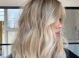 Si vous avez envie d'une couleur de cheveux plus froide mais tout aussi riche en nuances, osez booster votre coloration blond clair avec quelques mèches plus foncées. Cheveux 3 Astuces Pour Faire Ressortir Son Blond