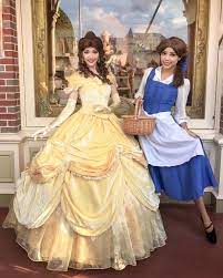 w belle ブライアローズから町ベルに着替えた 大好きな町ベルで大好きなドレスベルに会えた ベル神々しすぎて なんかもう 光ってた キャラでエルサが一番好きだと思ってたけどやっぱり性格とか色々総合するとベルが一番好きかもと思う今日こ d