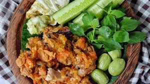 Kemudian dibuatnya lagi geprek bensu, nah bagaimana awal mulanya? Ramai Polemik Ayam Geprek Bensu Alitt Wis To Bu Rum Jogja Is The Best Suara Jogja