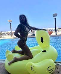 Diese statistik zeigt die bisherigen stationen von anamaria prodan. Anamaria Prodan È™i Fiica Ei Au Incins Plaja De La Mamaia Galerie Foto