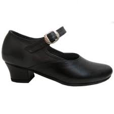 Femeile fac fata cu vitejie bataturilor , picioarelor umflate si monturilor doar pentru a arata ca pe. Incaltaminte Din Piele Axa Magnolia