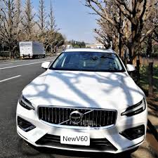 車を買う前にこのいちょう並木とおりを散歩する際 スーパーカー 特徴ある古い車が停まっていて 自分の車の写真を撮ったり 歩道にあるベンチマークに座って 自分の車を眺めたりする人をよく見かけた 特にいちょう並木がきれいな季節にはそんな人が多く