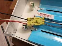 Works with led or fluorescent bay lights, strip lights and wraparound light fixtures. What Do I Do With The Fixture S Red Wire Doityourself Com Community Forums