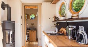 Daniel Und Sein Wohnwagon Wohnen Bauwagen Ausbauen Wohne Im Tiny House