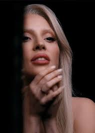 Si muchos premios y #1 quieres ganar con la reina del pop deberás colaborar  👸🏼🏆