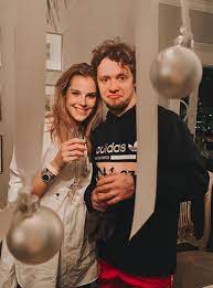 Брак особо ничего не изменит. Hokkeist Artemij Panarin Zhenitsya Na Docheri Trenera Olega Znarka Hello Russia