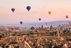 De la france, il faut prendre un vol pour la capitale de la turquie, istanbul et ensuite un vol interne pour nevshir kapadokya.la compagnie turkish airlines est très bien. Hot Vol De Montgolfiere Au Dessus Du Paysage De Roche A Cappadoce Turquie Banque D Images Et Photos Libres De Droits Image 38302879