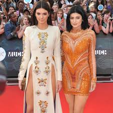 Kendall, who was in a car with her sister and corey. Kendall Jenner Kylie Jenner Was Fur Endlos Beine Gala De